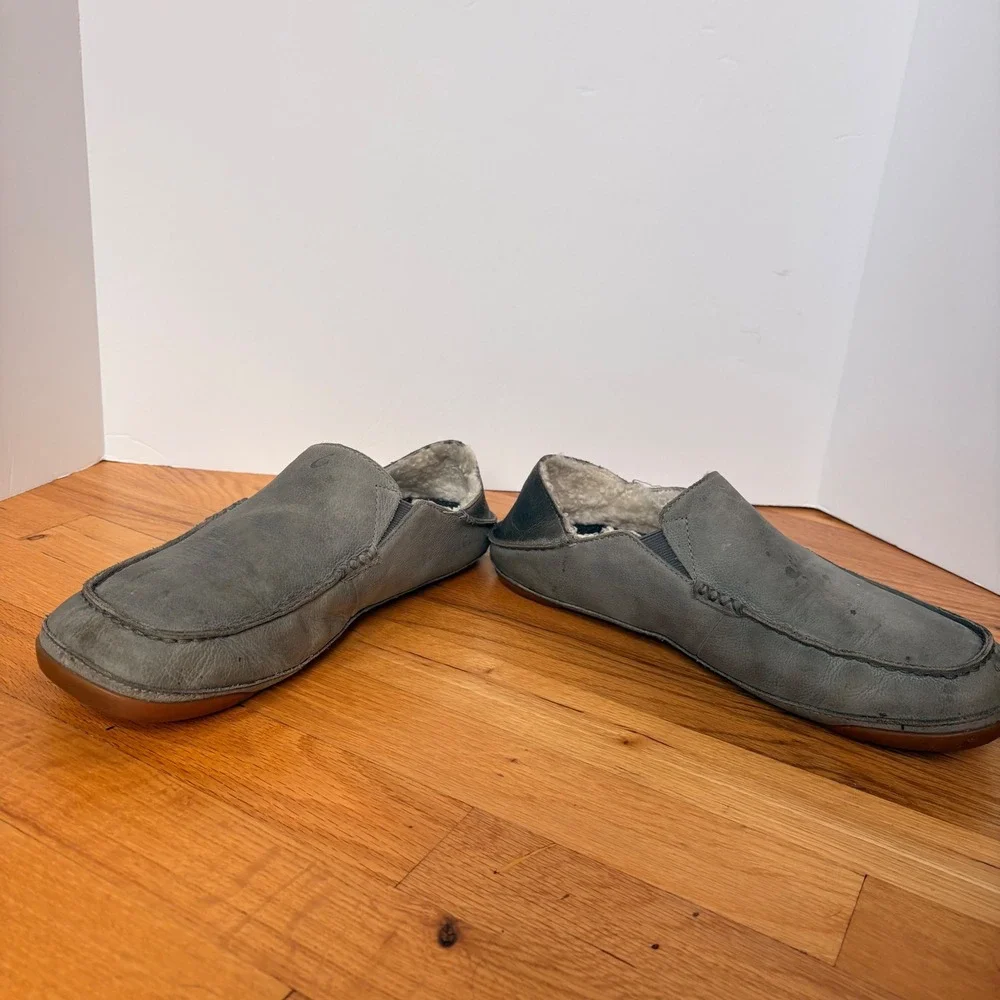 OluKai Kipuka Hulu Mens 12 Grey Leather Shearling Lined Slippers 10450-2626